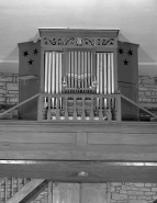 Orgue de choeur, vue de face en contre-plongée. © Région Bourgogne-Franche-Comté, Inventaire du patrimoine