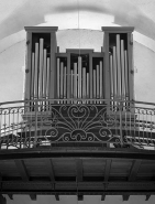 Orgue de choeur, vu de face en contre-plongée. © Région Bourgogne-Franche-Comté, Inventaire du patrimoine