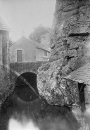 Pont Sous-le-Châtel vu de l'aval, fin 19e ou début 20e siècle. © Région Bourgogne-Franche-Comté, Inventaire du patrimoine Pont Sous-le-Châtel vu de l'aval, fin 19e ou début 20e siècle. © Région Bourgogne-Franche-Comté, Inventaire du patrimoine