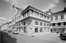 Vue d'ensemble de l'ancien Grand Café et de l'hôtel des voyageurs. © Région Bourgogne-Franche-Comté, Inventaire du patrimoine Vue d'ensemble de l'ancien Grand Café et de l'hôtel des voyageurs. © Région Bourgogne-Franche-Comté, Inventaire du patrimoine