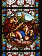 Vitrail du collatéral droit (baie 8), médaillon gauche : Jésus tombe pour la troisième fois. © Région Bourgogne-Franche-Comté, Inventaire du patrimoine