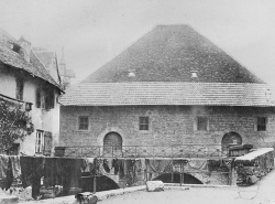 Vue de la façade occidentale dans la 2e moitié 19e siècle. © Région Bourgogne-Franche-Comté, Inventaire du patrimoine Vue de la façade occidentale dans la 2e moitié 19e siècle. © Région Bourgogne-Franche-Comté, Inventaire du patrimoine