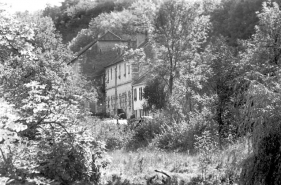 Pignon de la halle à charbon prolongée par des logements ouvriers sur le site du haut fourneau. © Région Bourgogne-Franche-Comté, Inventaire du patrimoine