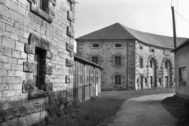 Orangerie au premier plan et une partie du magasin. © Région Bourgogne-Franche-Comté, Inventaire du patrimoine
