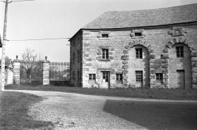 Magasin : partie gauche et entrée du parc. © Région Bourgogne-Franche-Comté, Inventaire du patrimoine