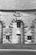Magasin : détail de la travée centrale avec horloge. © Région Bourgogne-Franche-Comté, Inventaire du patrimoine