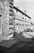 Logement ouvrier (en prolongement de la halle à charbon) de trois-quarts gauche. © Région Bourgogne-Franche-Comté, Inventaire du patrimoine