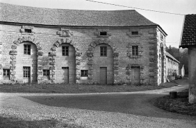 Magasin et logement ouvrier gauche à l'entrée du site, de trois-quarts droit. © Région Bourgogne-Franche-Comté, Inventaire du patrimoine