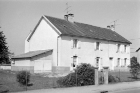 Maison n° 7, rue de la Gare (ancien hôpital) vue de trois quarts gauche. © Région Bourgogne-Franche-Comté, Inventaire du patrimoine