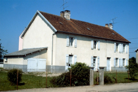 Maison n° 7, rue de la Gare (ancien hôpital) vue de trois quarts gauche. © Région Bourgogne-Franche-Comté, Inventaire du patrimoine