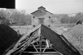 Toiture de la halle centrale de l'atelier de fabrication et monte-charge (D). © Région Bourgogne-Franche-Comté, Inventaire du patrimoine