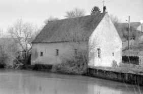 Façades postérieure et latérale gauche du logement. © Région Bourgogne-Franche-Comté, Inventaire du patrimoine