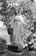 Statue de sainte Barbe. Statue conservée par M. Pierre Defert, route de Vitreux, à Ougney. © Région Bourgogne-Franche-Comté, Inventaire du patrimoine