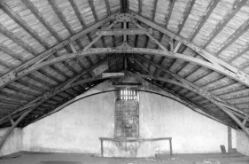Ancien atelier de fabrication (b2), étage en surcroît : détail de la charpente et mur pignon ouest. © Région Bourgogne-Franche-Comté, Inventaire du patrimoine
