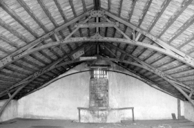 Ancien atelier de fabrication (b2), étage en surcroît : détail de la charpente et mur pignon ouest. © Région Bourgogne-Franche-Comté, Inventaire du patrimoine