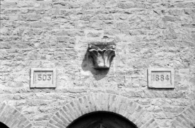 Atelier de fabrication : chapiteau et dates portées. © Région Bourgogne-Franche-Comté, Inventaire du patrimoine