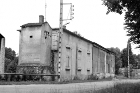 Transformateur (C), logement patronal (B) et atelier de fabrication (A), depuis le sud. © Région Bourgogne-Franche-Comté, Inventaire du patrimoine