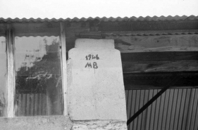 Atelier de fabrication (D) : date portée sur le pilier de l'angle est. © Région Bourgogne-Franche-Comté, Inventaire du patrimoine