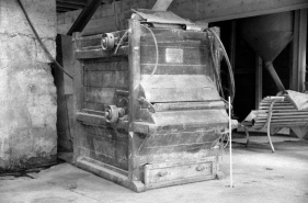 Minoterie (H), étage de soubassement : nettoyeuse à sacs Lhuillier. © Région Bourgogne-Franche-Comté, Inventaire du patrimoine