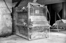 Minoterie (H), étage de soubassement : nettoyeuse à sacs Lhuillier. © Région Bourgogne-Franche-Comté, Inventaire du patrimoine