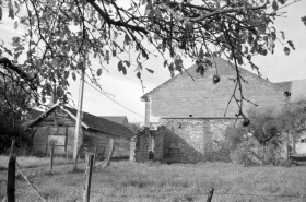 Séchoir (E), bâtiment des fours (C) et emplacement de l'atelier de fabrication. © Région Bourgogne-Franche-Comté, Inventaire du patrimoine