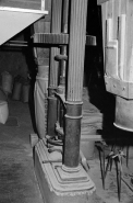 Beffroi : colonnes et système d'écartement des meules. © Région Bourgogne-Franche-Comté, Inventaire du patrimoine