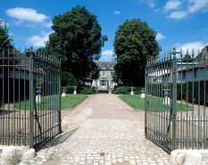 Bâtiment d'habitation depuis la grille d'entrée ouverte. © Région Bourgogne-Franche-Comté, Inventaire du patrimoine