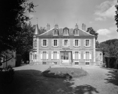 Maison de négociant du 19e siècle, 17 et 18 quai Villeneuve, construite entre cour et parc : vue de la façade antérieure, de face. © Région Bourgogne-Franche-Comté, Inventaire du patrimoine