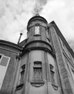 Détail de la tour néo-gothique à l'angle gauche de l'habitation. © Région Bourgogne-Franche-Comté, Inventaire du patrimoine