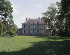 Intérieur de l'habitation : salon dans la rotonde de la façade latérale gauche. © Région Bourgogne-Franche-Comté, Inventaire du patrimoine