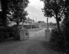 Communs de la première cour depuis l'entrée de la deuxième cour : bâtiments droits. © Région Bourgogne-Franche-Comté, Inventaire du patrimoine