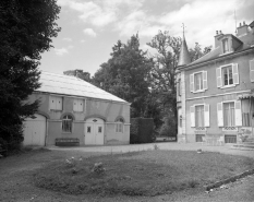 Ecurie et partie gauche de l'habitation dans la deuxième cour. © Région Bourgogne-Franche-Comté, Inventaire du patrimoine