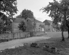 Cour des parties commerciales : bâtiment droit depuis le fond de la cour. © Région Bourgogne-Franche-Comté, Inventaire du patrimoine