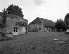 Bâtiments droits depuis le fond de la cour des parties commerciales. © Région Bourgogne-Franche-Comté, Inventaire du patrimoine