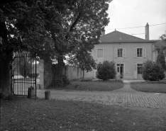 Entrée de la cour des parties commerciales avec l'ancien bureau à gauche. © Région Bourgogne-Franche-Comté, Inventaire du patrimoine