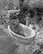 Vue de la borne-fontaine au fond du parc. © Région Bourgogne-Franche-Comté, Inventaire du patrimoine