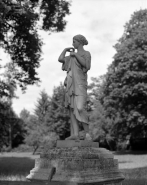 Détail : statue en fonte située dans le parc et provenant du Val d'Osne. © Région Bourgogne-Franche-Comté, Inventaire du patrimoine