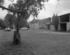 Cour des parties commerciales : bâtiments gauches depuis le fond de la parcelle. © Région Bourgogne-Franche-Comté, Inventaire du patrimoine