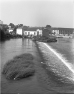 Vue du barrage et de la centrale hydroélectrique durant les basses eaux, depuis le quai Villeneuve. © Région Bourgogne-Franche-Comté, Inventaire du patrimoine