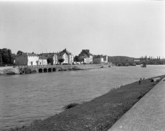 Le quai Villeneuve depuis le quai Mavia : vue éloignée. © Région Bourgogne-Franche-Comté, Inventaire du patrimoine