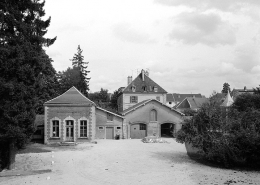 Remises et dépendances à droite de l'arrière-cour. © Région Bourgogne-Franche-Comté, Inventaire du patrimoine