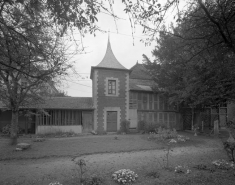 Bûchers et pigeonnier à droite de l'arrière-cour. © Région Bourgogne-Franche-Comté, Inventaire du patrimoine