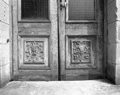 Détail de la porte de la dépendance située à droite de l'arrière-cour. © Région Bourgogne-Franche-Comté, Inventaire du patrimoine