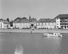 Maison de négociant du 19e siècle, 14 quai Villeneuve, avec parties commerciales de part et d'autre d'une cour. © Région Bourgogne-Franche-Comté, Inventaire du patrimoine