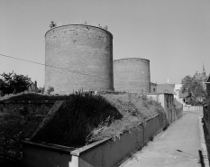 Vue des réservoirs depuis le revers. © Région Bourgogne-Franche-Comté, Inventaire du patrimoine