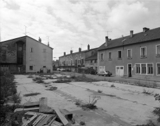 Vue des habitations de part et d'autre de la cour ; au premier plan traces d'un entrepôt détruit en 1988. © Région Bourgogne-Franche-Comté, Inventaire du patrimoine