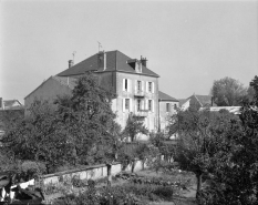 Façade postérieure de l'habitation de trois quarts gauche. © Région Bourgogne-Franche-Comté, Inventaire du patrimoine