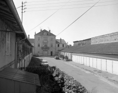 Maison de négociant du 19e siècle, 18 et 19 quai Mavia : vue de l'habitation et des parties commerciales de part et d'autre de la cour. © Région Bourgogne-Franche-Comté, Inventaire du patrimoine