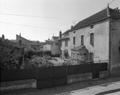 Maison de négociant du 19e siècle, 20, 23 et 24 quai Mavia : vue de la façade sur cour de l'habitation. © Région Bourgogne-Franche-Comté, Inventaire du patrimoine