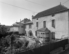 Vue de l'habitation appuyée contre le chais gauche, depuis le quai Mavia. © Région Bourgogne-Franche-Comté, Inventaire du patrimoine